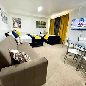 2 Bedrooms Modern Apartment, Full Kitchen, 5 Minutes Tube Station Apartment